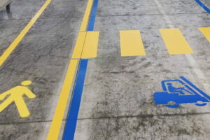 segnaletica orizzontale linee gialle e blu e omino